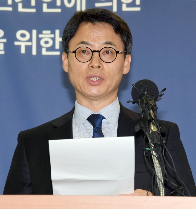 박영수 특별검사팀이 20일 황교안 대통령 권한대행에게 수사 기간 연장 여부를 신속히 결정해줄 것을 공식 요청했다. 사진은 특검 대변인인 이규철 특검보. 한경DB.