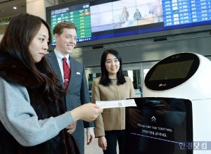 인천국제공항 갔더니…로봇이 4개 국어 '술술', 청소도 '싹싹'