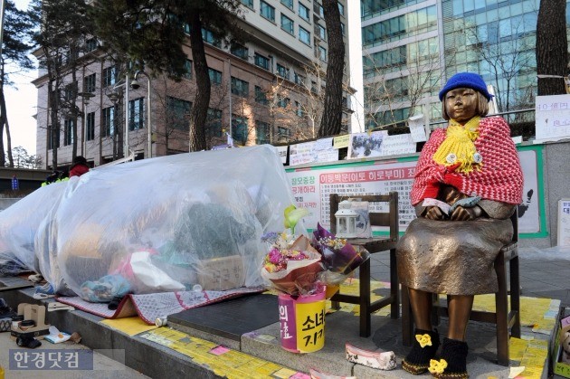 서울 종로의 옛 일본대사관 앞에 설치된 소녀상. / 사진=한경 DB