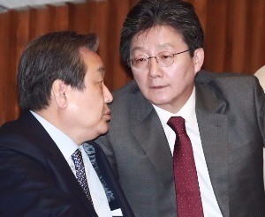 바른정당 김무성 의원(왼쪽)과 유승민 의원이 23일 국회 본회의에서 얘기하고 있다. 연합뉴스