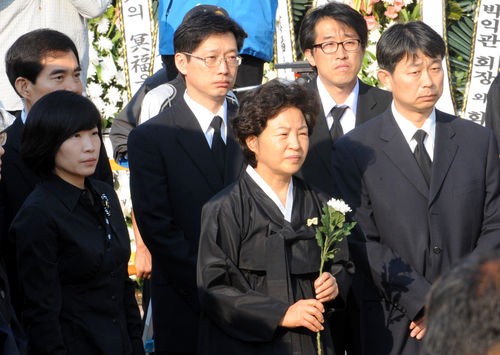 고 노무현 전 대통령 아내 권양숙 여사(가운데). 한경DB