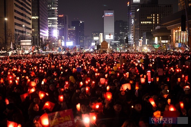 박근혜 대통령 퇴진을 촉구하는 민중총궐기 17차 범국민행동의 날 집회가 열린 지난 25일 오후 서울 광화문광장에서 시민들이 박근혜 레드카드 퍼포먼스를 하고 있다. / 사진=최혁 한경닷컴 기자 chokob@hankyung.com
