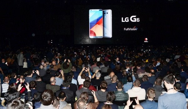 LG전자는 26일(현지시각) 스페인 바르셀로나 산 호르디 클럽에서 MWC(모바일월드콩그레스) 개막을 하루 앞두고  'LG G6'를 공개했다 /  제공 LG전자