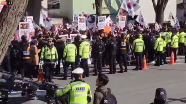 [래빗LIVE] '태극기 시위대' 헌재 돌진…막아선 경찰