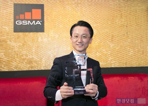 삼성전자 '갤럭시 S7 엣지'가 세계이동통신사업자협회(GSMA)에서 선정하는 올해 최고의 스마트폰 상을 수상했다. 시상식에 참석한 삼성전자 무선사업부 박준호 상무.(자료 삼성전자)