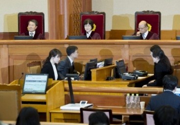 "헌재 재판관들, '3월13일 이전 선고' 박한철 공개언급에 반대"