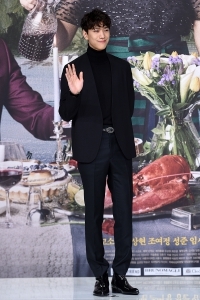  성준, '올 블랙 의상으로 시크하게'