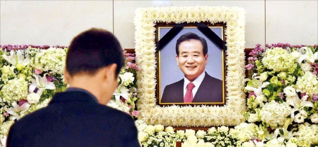 외환위기 당시 경제사령탑으로 위기 극복의 주역을 맡았던 강봉균 전 재정경제부 장관이 지난달 31일 지병으로 별세했다. 1일 서울 일원동 삼성서울병원 장례식장에 차려진 빈소에서 문상객들이 조문하고 있다. 김범준 기자 bjk07@hankyung.com