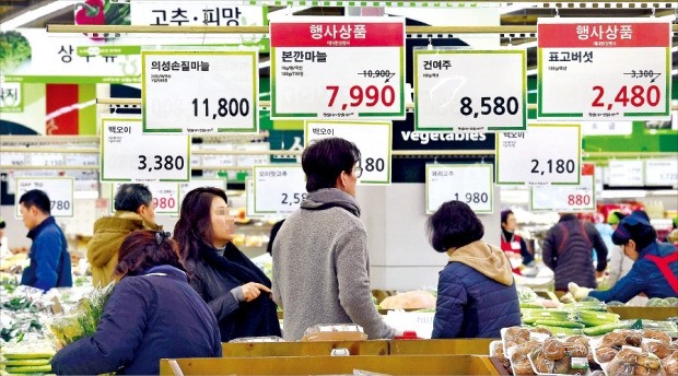 지난달 소비자물가가 전년 동월 대비 2.0% 상승했다. 4년3개월 만의 최대 상승폭이다. 농축수산물과 국제 원유 가격이 각각 8% 이상 오르며 물가 상승세를 주도했다. 김영우 기자 youngwoo@hankyung.com