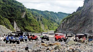 여행의 향기 필리핀 피나투보 화산 트레킹 화산재 협곡으로 느린 걸음…정상엔 쪽빛 호수가 반기네 | 한국경제