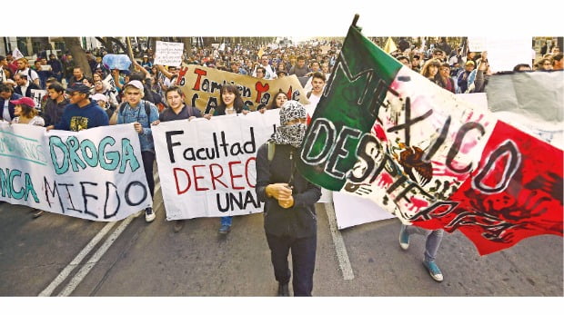 엔리케 페냐 니에토 멕시코 대통령의 퇴진을 요구하는 시위대가 지난 9일 수도 멕시코시티 거리로 나와 휘발유 가격 인상의 책임을 묻는 현수막을 들고 행진하고 있다. 