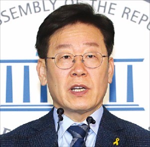 "대연정 제안은 촛불 배신"…뜨는 안희정에 견제구