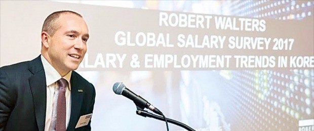 영국계 채용 컨설팅기업 로버트월터스코리아의 데이비드 스완 대표는 지난 2일 글로벌 고용시장의 최신 동향을 담은 보고서 ‘글로벌 기업 연봉조사’를 발표했다.