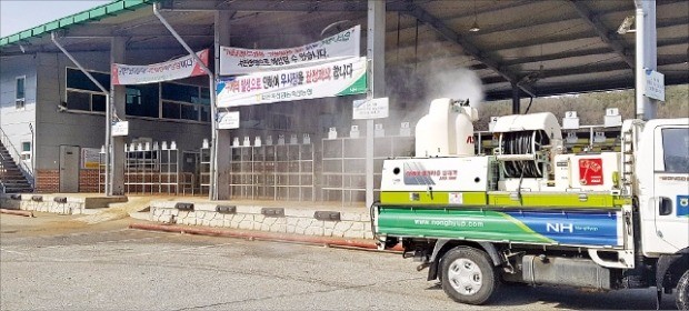 충북 보은가축시장이 구제역 확산을 우려해 지난 6일 문을 닫았다. 7일 축협의 방역차량이 텅 빈 경매장을 방역하고 있다. 연합뉴스