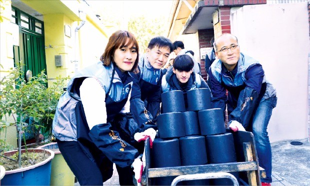 한국가스공사 임직원들이 지난해 11월2일 대구 동구 옹기종기마을에서 ‘사랑의 연탄’ 배달 봉사활동을 하고 있다. 가스공사 제공 