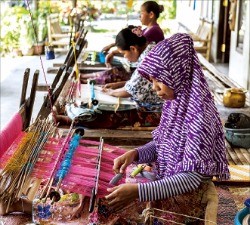 수카라레 마을의 여인들이 전통 직물을 짜고 있다.
 