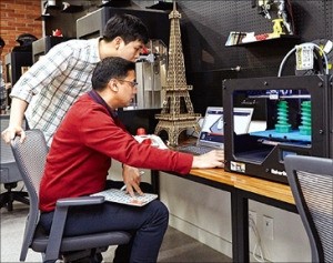 수원 ‘삼성디지털시티’에 마련된 C-랩 프로그램 전용 공간에서 사내벤처 소속 직원들이 아이디어를 구현하기 위해 테스트제품을 제작하고 있다.
