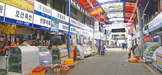 구제역이 확산되면서 축산물 유통 시장도 직격탄을 맞았다. 12일 서울 마장동 축산물시장은 손님들의 발길이 뚝 끊겨 종일 한산한 모습이었다. 신경훈 기자 khshin@hankyung.com