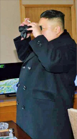 김정은 북한 노동당 위원장이 중거리 탄도미사일 ‘북극성-2’ 발사 장면을 지켜보고 있다. 연합뉴스