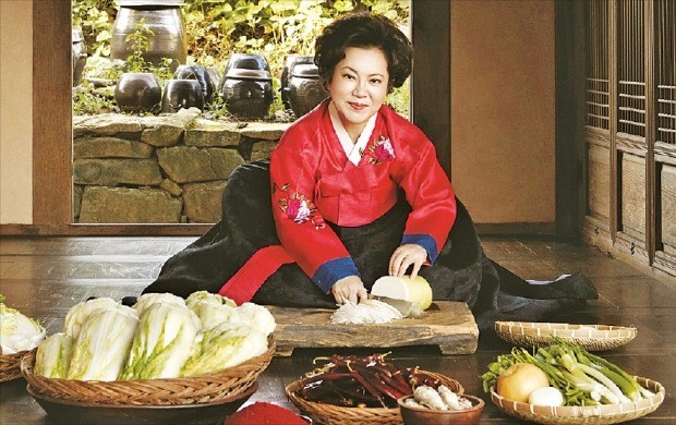 김순자 한성식품 대표가 경기 부천시에 있는 ‘김순자 명인 김치테마파크’에서 김치를 담그고 있다. 한성식품 제공