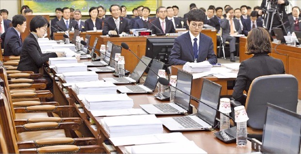 국회에서 15일 정무위원회 전체회의가 열렸지만 자유한국당 의원들이 참석하지 않아 자리가 비어 있다. 신경훈 기자 khshin@hankyung.com