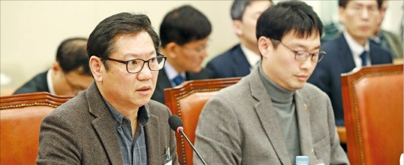 박중현 소상공인연합회 전기안전법대책위원회 위원장(왼쪽)이 16일 국회 산업통상자원위원회에서 열린 전기안전법 관련 제도 개선 공청회에서 발언하고 있다. 연합뉴스