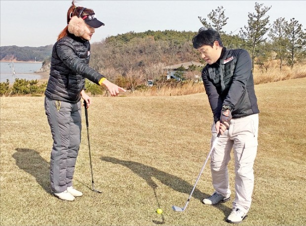 칩샷을 할 때는 조준이 매우 중요하다. 웨지 헤드가 목표를 바라봐야 공을 가깝게 붙일 수 있다. 초보 골퍼는 스윙할 때 헤드와 함께 몸도 정면으로 목표를 향하도록 돌려주면 정확성이 높아진다. 최진석 기자가 지난 14일 경기 안산시 아일랜드CC 5번홀(파4)에서 김민서 프로와 칩샷을 준비하고 있다.