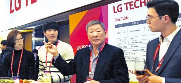 구본무 LG 회장(오른쪽 두 번째)이 지난 15일 서울 삼성동 코엑스 인터컨티넨탈호텔에서 이공계 석·박사 과정 재학생들과 이야기하고 있다. LG 제공
