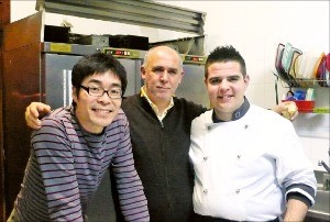 시칠리아에서 견습하던 식당을 10년 만에 방문한 박찬일 셰프(왼쪽). 