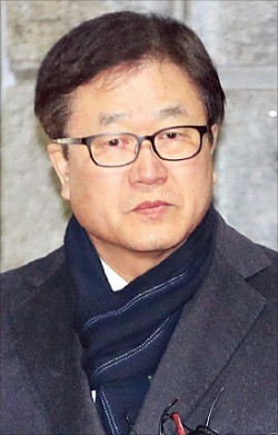 17일 오전 구속영장이 기각된 박상진 삼성전자 사장이 서울구치소를 나오고 있다. 연합뉴스