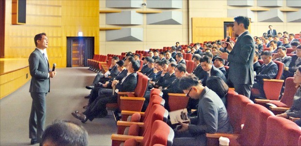 이광국 현대자동차 국내영업본부장(부사장·왼쪽)이 지난 15일 서울 양재동 본사에서 열린 리더스모닝포럼에서 현안을 논의하고 있다. 