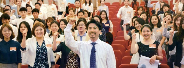 한화그룹 직원들이 서울 장교동 한화빌딩에서 열린 ‘한화 불꽃합창단’ 창단식에서 기념촬영하고 있다.    