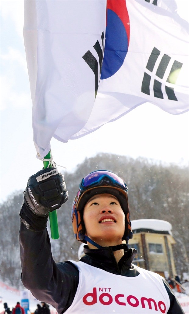 삿포로 동계아시안게임, 첫 태극기 휘날리며…