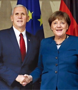 앙겔라 메르켈 독일 총리(오른쪽)와 마이크 펜스 미국 부통령이 18일(현지시간) 독일 뮌헨에서 열린 안보회의에서 만나 악수하고 있다. 메르켈 총리와 펜스 부통령은 “북대서양조약기구(NATO)는 독일과 유럽, 미국의 이익에 부합한다”며 NATO에 대한 지지를 재확인했다. 뮌헨AP연합뉴스