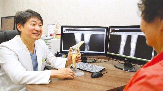 서동원 분당 바른세상병원 대표원장(왼쪽)이 무릎 관절염 환자를 진료하고 있다. 바른세상병원  제공 