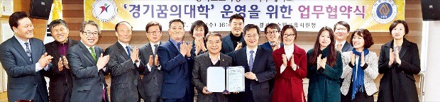 이재정 경기교육감(왼쪽)과 김동연 아주대 총장(오른쪽)이 지난 1일 수원교육지원청에서 꿈의대학 업무 협약을 맺은 뒤 협약서를 들고 기념촬영하고 있다. 경기교육청 제공
 