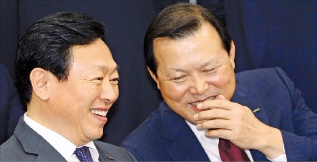 신동빈 롯데그룹 회장(왼쪽)과 2인자 된 황각규 사장.