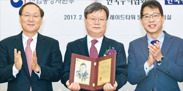 김상주 DK유아이엘 대표는 22일 한국무역협회와 산업통상자원부, 한국경제신문사가 선정한 ‘제96회 한국을 빛낸 이달의 무역인상’을 받았다. 왼쪽부터 최명배 한빛회(한국을 빛낸 이달의 무역인회) 회장, 김 대표, 김정관 무역협회 부회장. 한국무역협회 제공