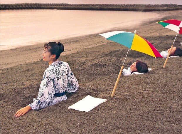 일본 가고시마의 검은 모래 찜질로 유명한 이부스키해변 