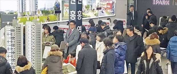 경기 고양시 원흥동에서 24일 문을 연 ‘삼송3차 아이파크’ 모델하우스를 찾은 예비 청약자들이 아파트 모형도를 살펴보고 있다. HDC아이앤콘스 제공