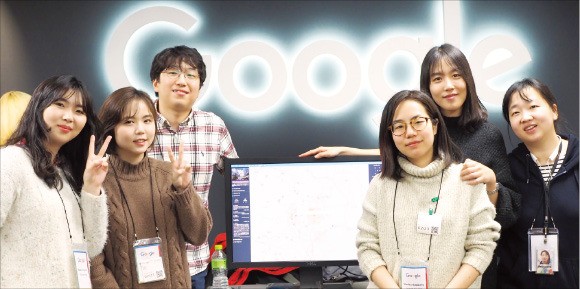 지난 23일 서울 역삼동 구글코리아에서 열린 구글 여성 소프트웨어 캠프 1기 졸업식에서 참가자들이 멘토와 함께 활짝 웃고 있다. 구글코리아 제공