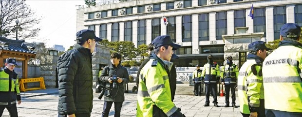 < 헌재 경호 강화 > 박근혜 대통령 탄핵심판 마지막 변론일을 하루 앞둔 26일 서울 재동 헌법재판소 앞에서 경찰관들이 경계근무를 서고 있다. 경찰은 대통령 탄핵심판 선고를 앞두고 헌법재판관들의 신변 위협이 커지자 헌재 주변 경비를 강화했다. 신경훈 기자 khshin@hankyung.com