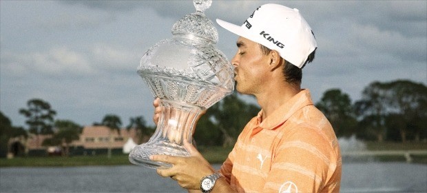 < 리키 파울러, 17개월 만에 PGA 우승컵 '입맞춤' > 리키 파울러(미국)가 26일(현지시간) 미국프로골프(PGA)투어 혼다클래식에서 우승한 뒤 트로피에 입 맞추고 있다. 파울러는 17개월 만에 PGA투어 통산 네 번째 우승을 거뒀다. AP연합뉴스