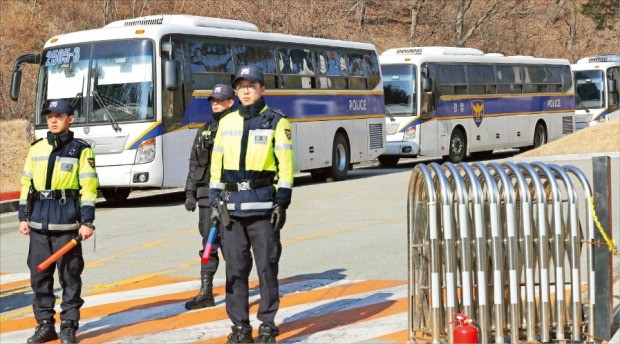 국방부와 롯데상사는 28일 사드(고고도 미사일방어체계) 부지로 결정된 경북 성주군 롯데스카이힐성주CC(성주골프장)와 경기 남양주시의 군(軍) 용지를 교환하는 계약을 체결했다. 경찰이 골프장 입구에서 출입을 통제하고 있다. 연합뉴스