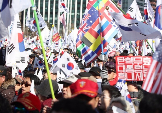 촛불 "이재용 구속 환영" vs 태극기 "고영태 수사 왜 안하나"