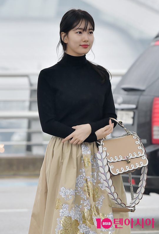 수지, '공항에서도 열일 중인 미모'