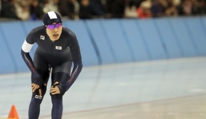  부상 투혼 이승훈, 빙속 5,000m 亞신기록 금메달