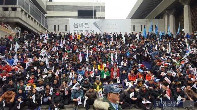 [포토] 세종문화회관 메운 태극기 집회