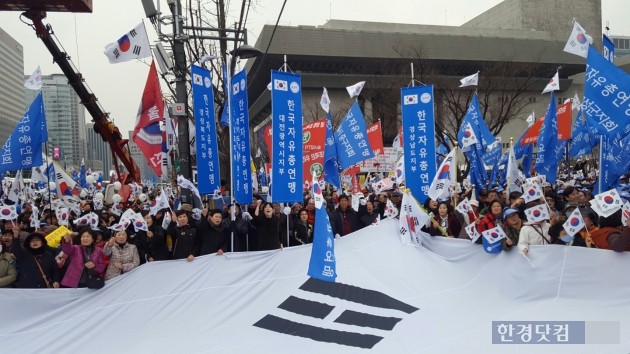 [포토] 태극기 집회, 대형 태극기 펼치고 행진