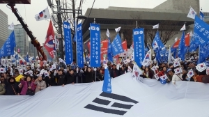  태극기 집회, 대형 태극기 펼치고 행진